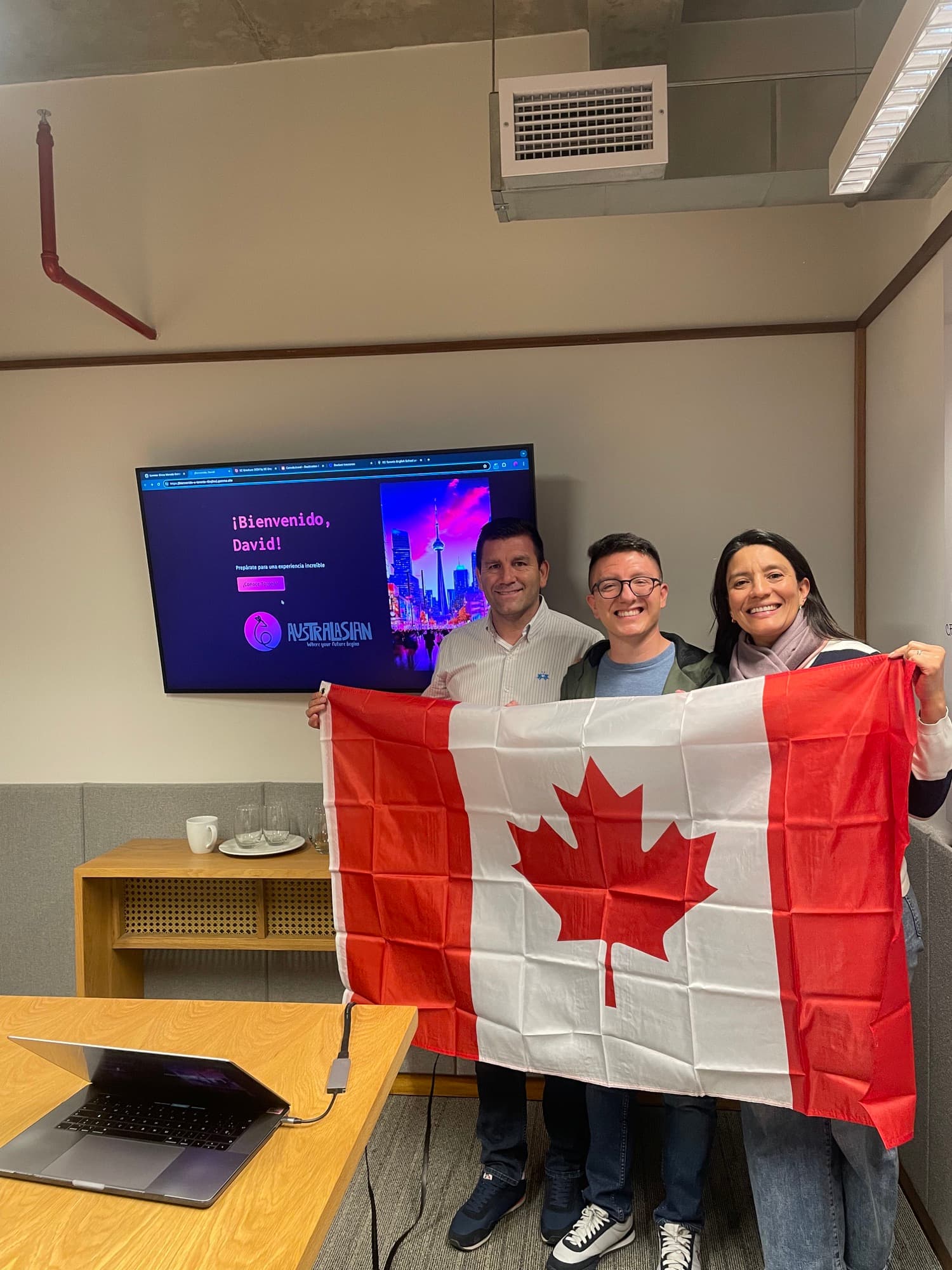 Equipo de Australasian acompañando a un estudiante que viaja a Canadá